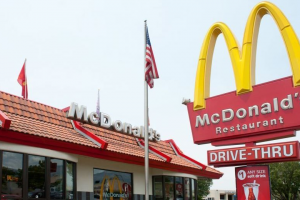 McDonald’s vai atender apenas no drive-thru e delivery