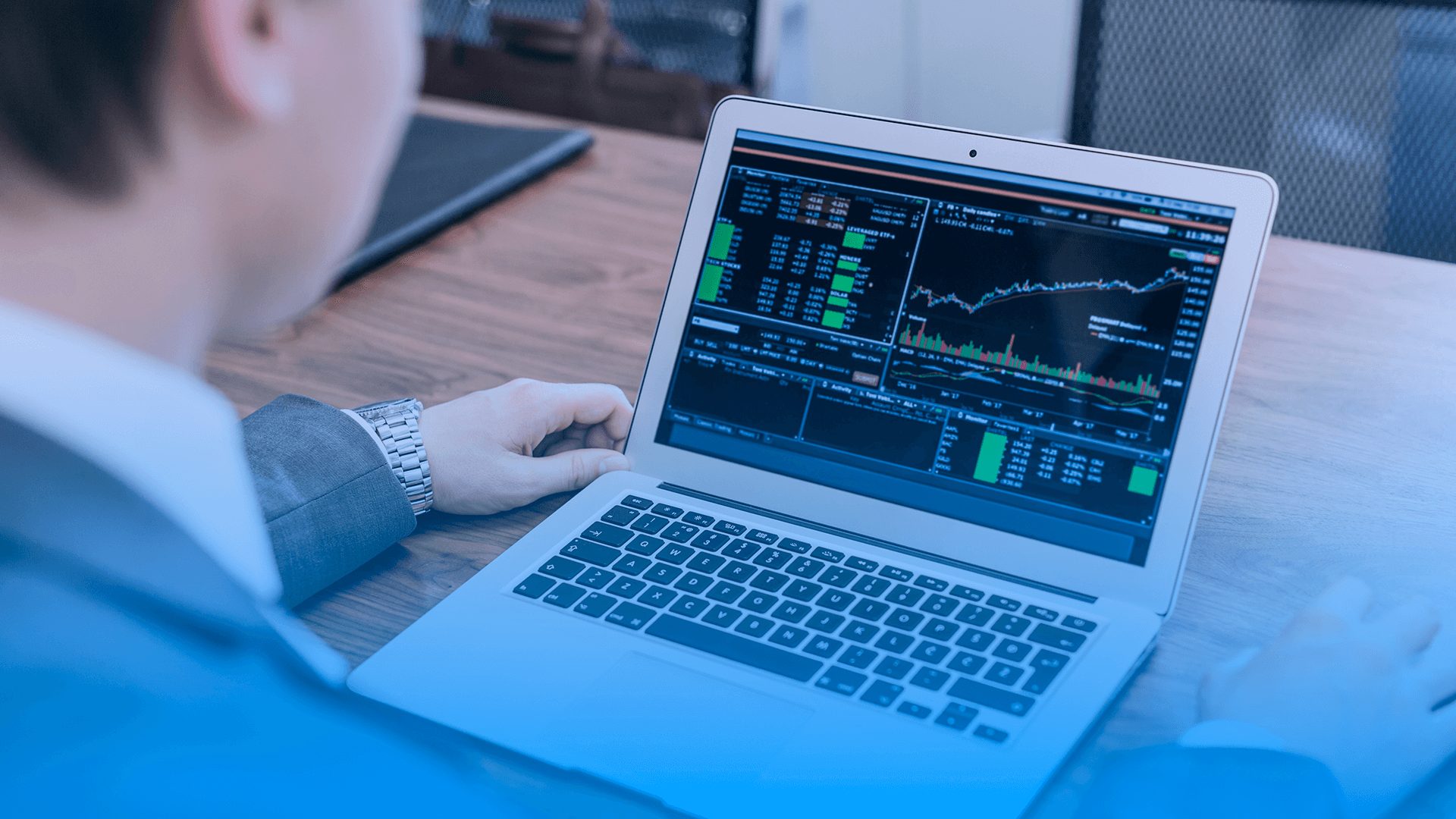 Ibovespa fecha em alta para 1º ganho semanal desde fevereiro