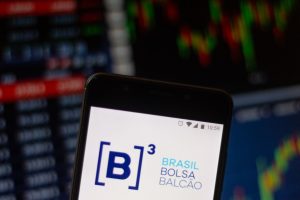 Ações – Ibovespa recua com bancos e Petrobras entre maiores pressões