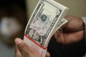 Moeda – Dólar inicia maio em disparada contra real