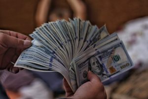 Dólar fecha em leve queda e real supera pares com fluxo positivo