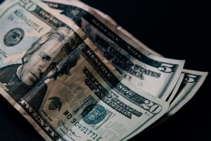 Dólar supera R$5,40 e fecha na máxima desde junho com ajuste externo