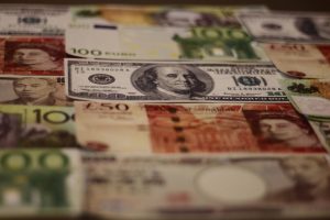 Dólar fecha no maior valor em três meses