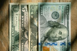 Ajuste externo dita alta do dólar em 1ª sessão de agosto