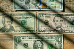 Dólar cai com dados da ADP e novo pacote de estímulos dos EUA no foco