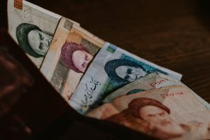 Irã: Moeda local recua ante o dólar após EUA agir para restaurar sanções da ONU
