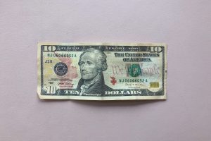 Dólar cai para R$ 5,27 com retomada dos testes de vacina contra a covid