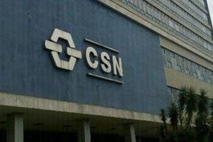 CSN reverte prejuízo com lucro bilionário no 3º tri, melhora projeção de alavancagem