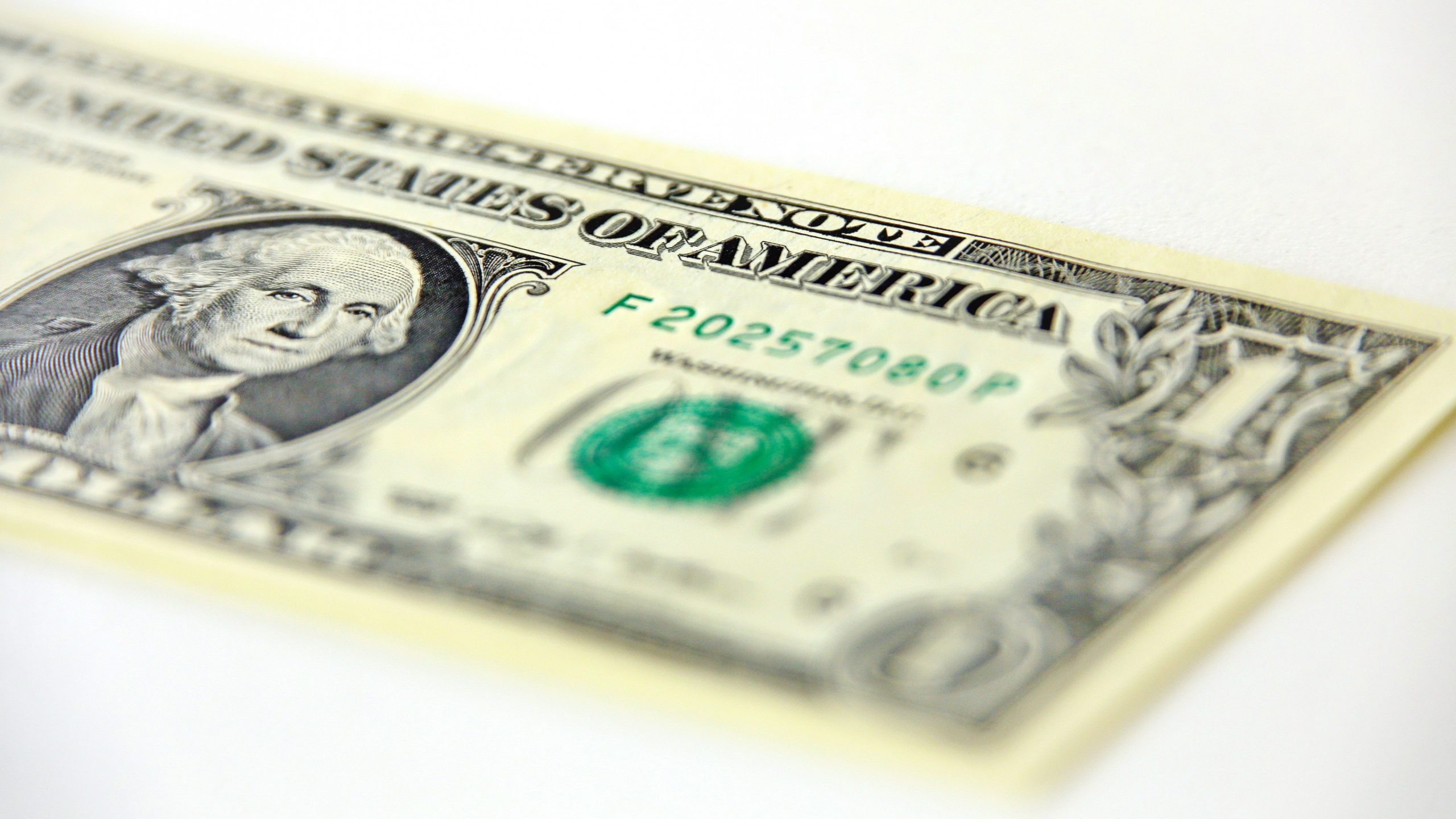 Dólar recua com perspectiva de estímulo fiscal nos EUA e vitória de Biden